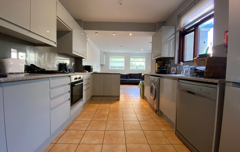 Cathays, Plasnewydd, Cardiff - Image 1