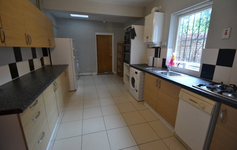 (5BED) Sherwin Road, Lenton, Nottingham - Image 1