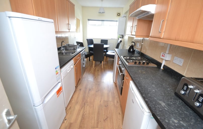(5 Bed) Johnson Road, Lenton, Nottingham - Image 1