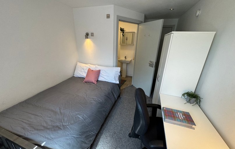 (Room) Middle Street, Beeston, Nottingham - Image 1