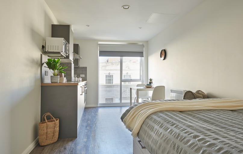Superior (Floor 4) Studio, The Bank, West Street, City Centre, Southampton - Image 1