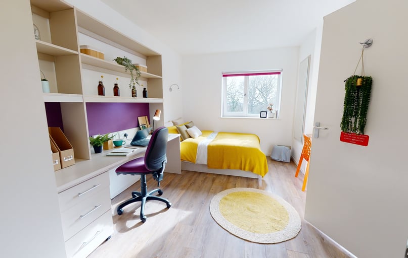 71 Egham Hill, City Centre, Egham - Image 1