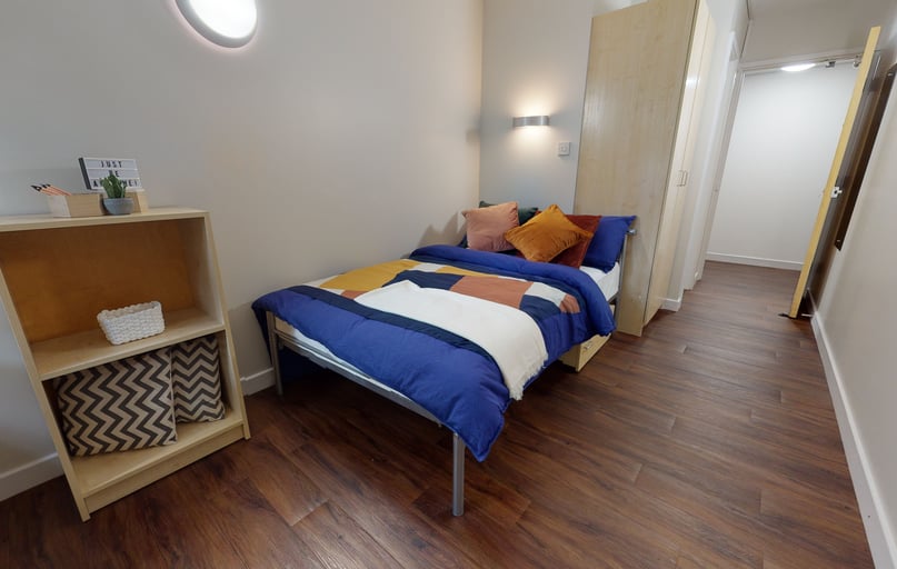 Silver En Suite, iQ Arkwright House, Tumbling Hill Street, City Centre, Bradford - Image 1