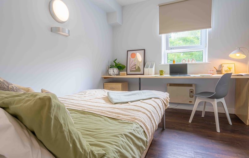 Silver En Suite Deluxe, iQ Arkwright House, Tumbling Hill Street, City Centre, Bradford - Image 1