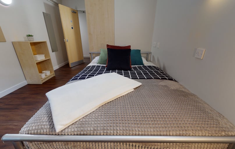 Silver En Suite Plus, iQ Arkwright House, Tumbling Hill Street, City Centre, Bradford - Image 1