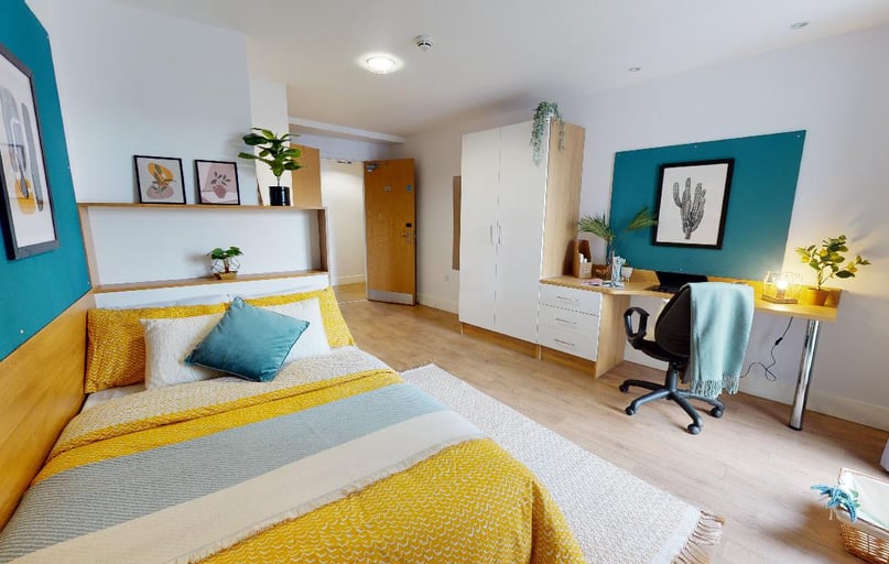Gold En Suite, iQ Abacus House, 6-11 Baker Street, City Centre, Brighton - Image 1