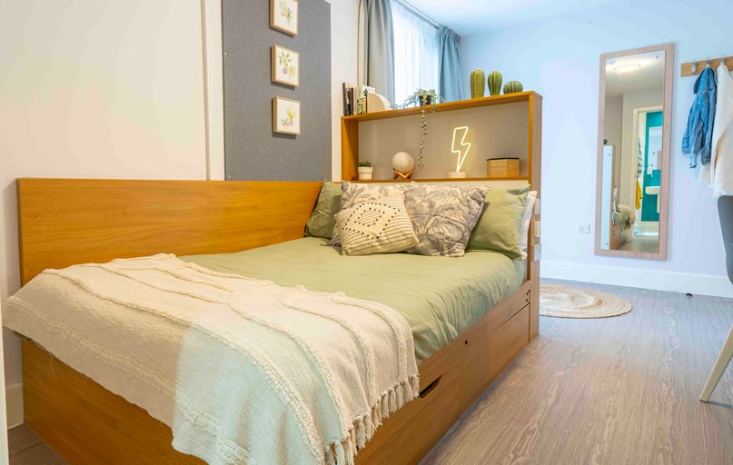 Silver En Suite, iQ Abacus House, 6-11 Baker Street, City Centre, Brighton - Image 1