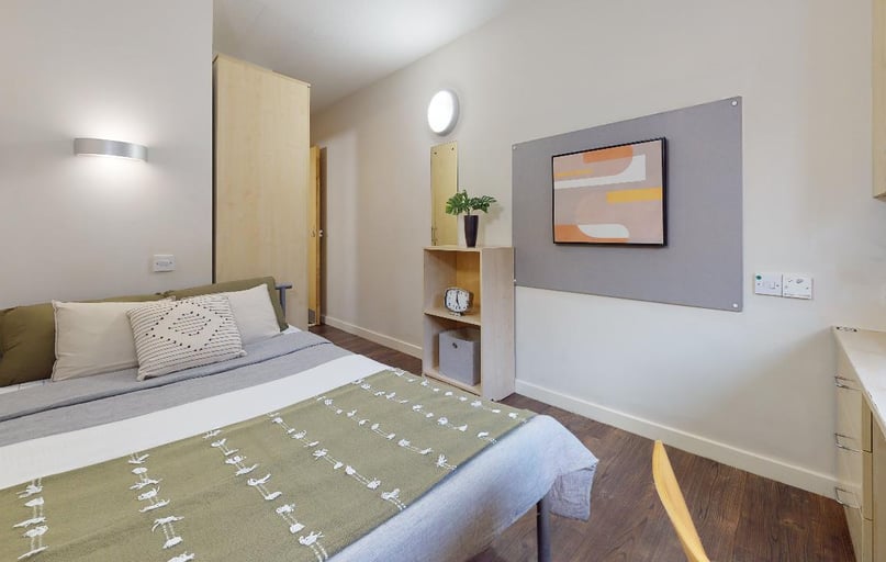 Bronze En Suite Deluxe, iQ Aspley House, Firth Street, City Centre, Huddersfield - Image 1