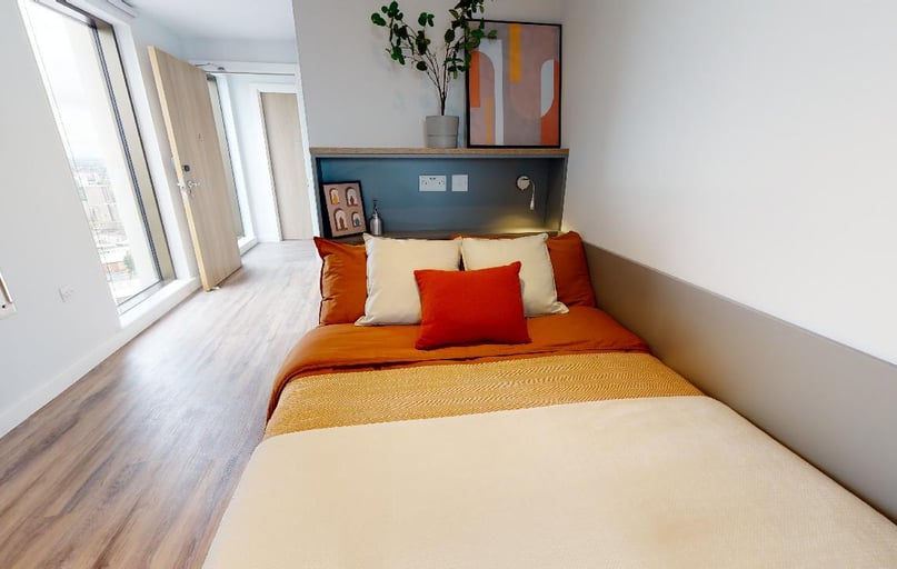 Gold En Suite Access, iQ Altus House, Tower House Street, City Centre, Leeds - Image 1