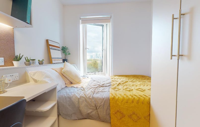 Bronze Studio Deluxe, iQ East Court, 450 Mile End Road, Mile End, London - Image 1