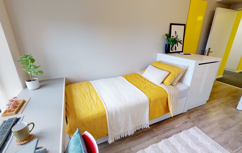 Gold Studio Deluxe, iQ East Court, 450 Mile End Road, Mile End, London - Image 1