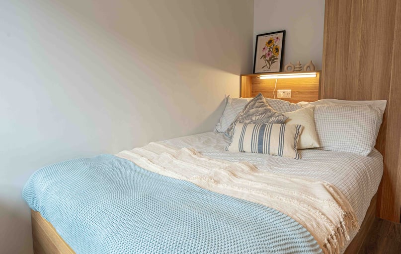 Bronze En Suite Deluxe, iQ Sterling Court, 6 Lakeside Way, Wembley, London - Image 1