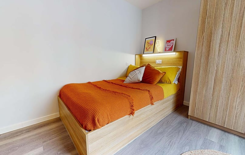 Silver Studio Deluxe, iQ Sterling Court, 6 Lakeside Way, Wembley, London - Image 1