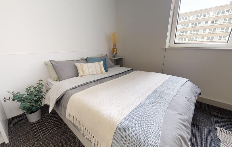 Platinum Studio Premium, iQ Newland House, 49 Mount St, Lenton, Nottingham - Image 1