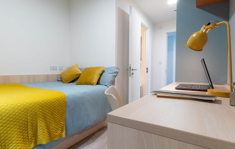 Saver En Suite, iQ Signal Place, 10 Traffic Street, City Centre, Nottingham - Image 1