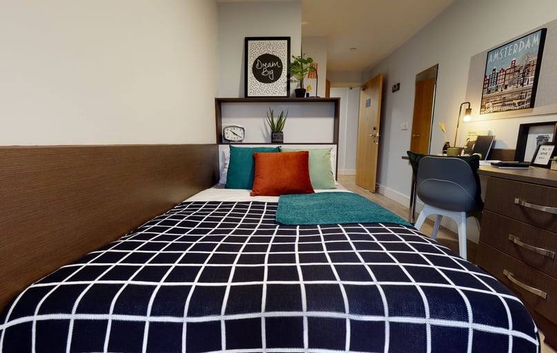 Silver En Suite, iQ Penworks House, 5 Moland Street, City Centre, Birmingham - Image 1