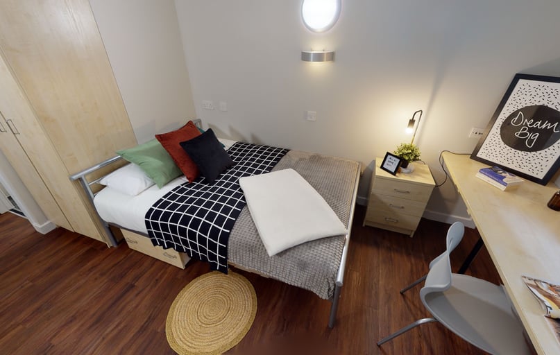 Silver En Suite-2627, iQ Arkwright House, Tumbling Hill Street, City Centre, Bradford - Image 1