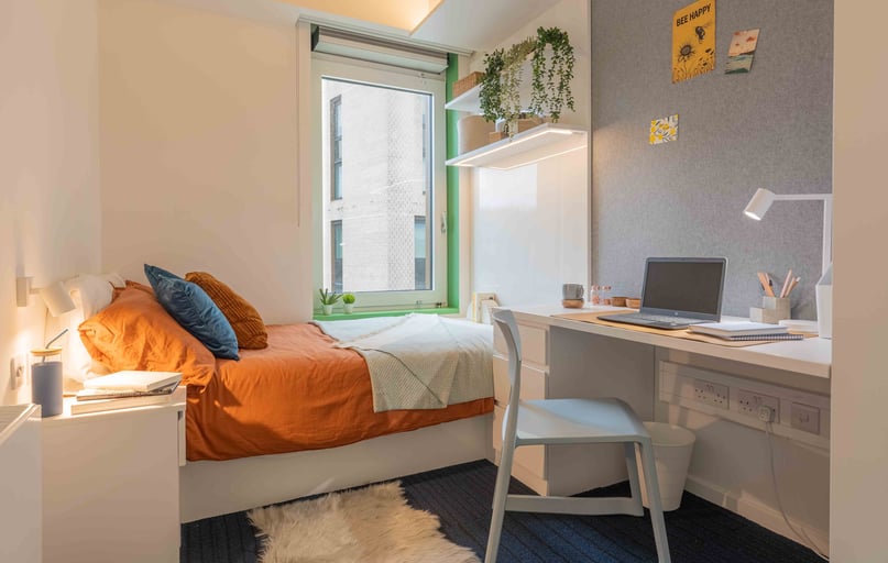 Gold 2 Bed Apartment, iQ Brighton, 7 The Furlong, Coombe Road, Brighton - Image 1