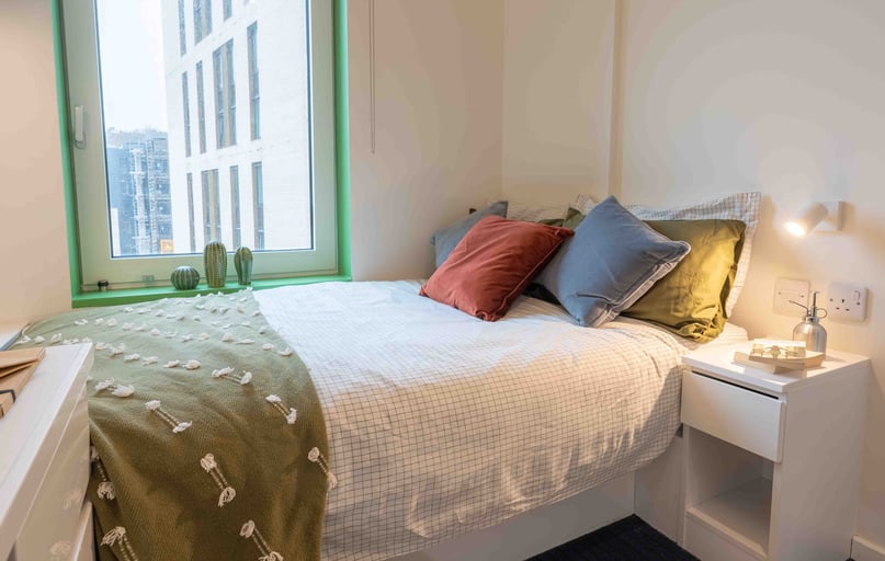 Gold 2 Bed Apt Plus, iQ Brighton, 7 The Furlong, Coombe Road, Brighton - Image 1