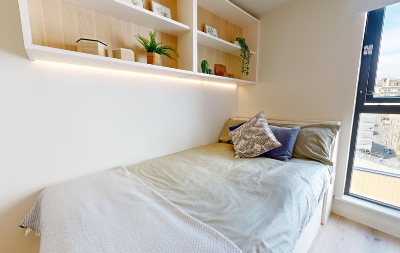 Gold En Suite, iQ Bristol, Marlborough Street, City Centre, Bristol - Image 1