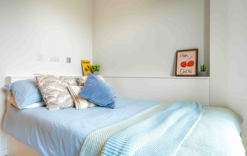Silver En Suite, iQ Longwood Place, Longwood Close, Earlsdon, Coventry - Image 1