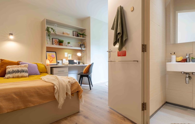 Gold En Suite-2627, iQ The Pad, 71 Egham Hill, City Centre, Egham - Image 1