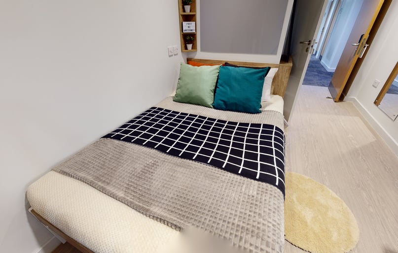 Silver En Suite, iQ Elgin Place, 240 Bath Street, City Centre, Glasgow - Image 1