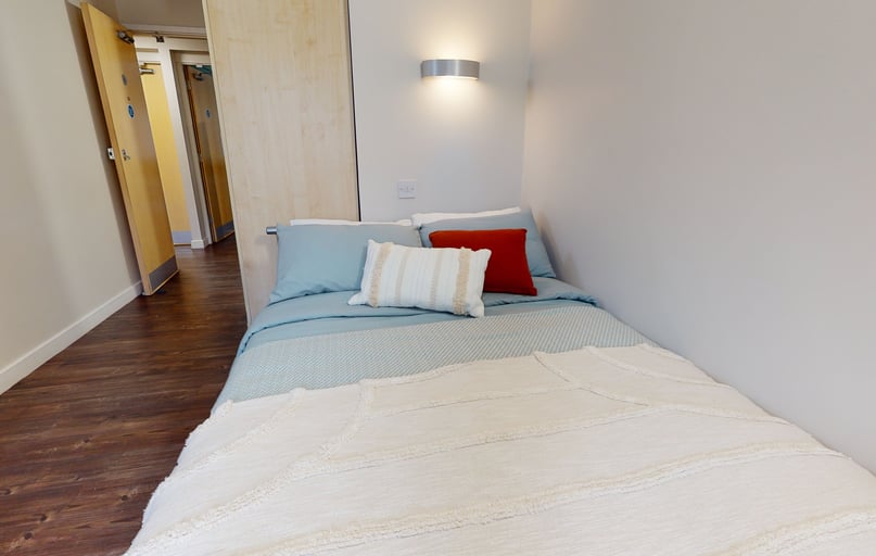 Silver En Suite Plus, iQ Aspley House, Firth Street, City Centre, Huddersfield - Image 1