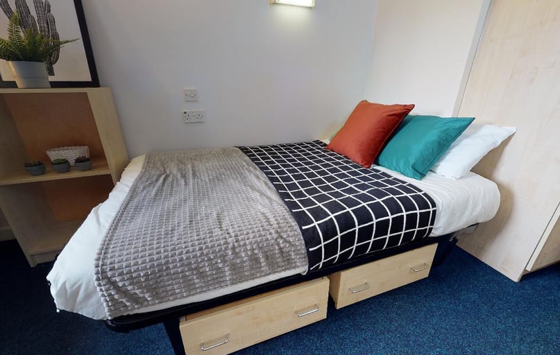 Silver En Suite, iQ Little Aspley House, Firth Street, City Centre, Huddersfield - Image 1