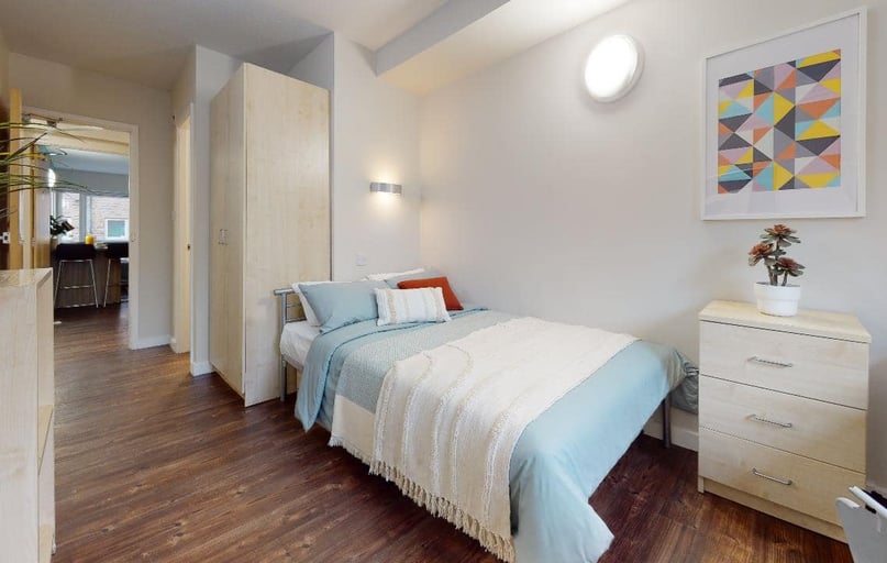 Silver En Suite Plus, iQ Little Aspley House, Firth Street, City Centre, Huddersfield - Image 1