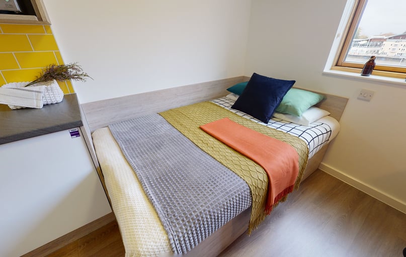 Silver En Suite-2627, iQ Kingston, 15 Wood Street, City Centre, Kingston - Image 1