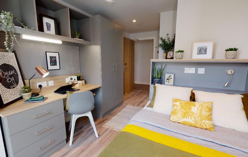 Bronze En Suite-2627, iQ Altus House, Tower House Street, City Centre, Leeds - Image 1