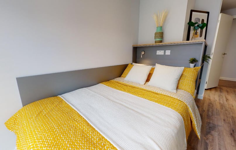 Bronze En Suite Plus-2627, iQ Altus House, Tower House Street, City Centre, Leeds - Image 1