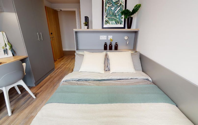 Gold En Suite, iQ Altus House, Tower House Street, City Centre, Leeds - Image 1