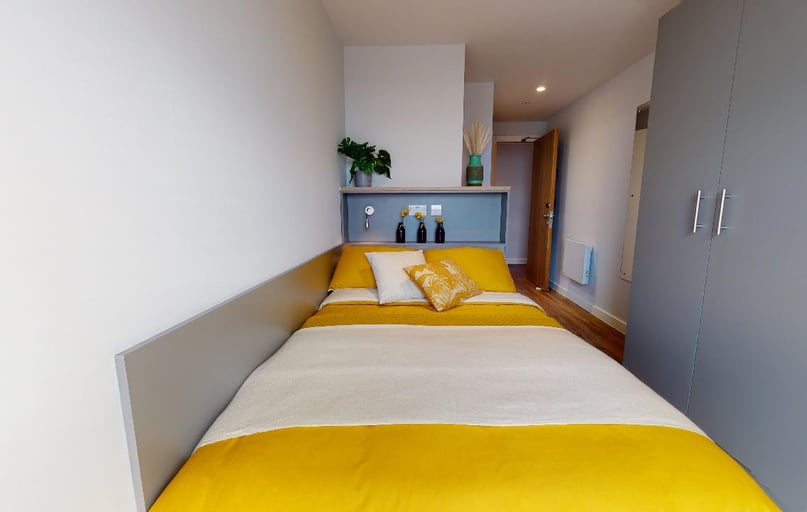 Penthouse En Suite Plus, iQ Altus House, Tower House Street, City Centre, Leeds - Image 1