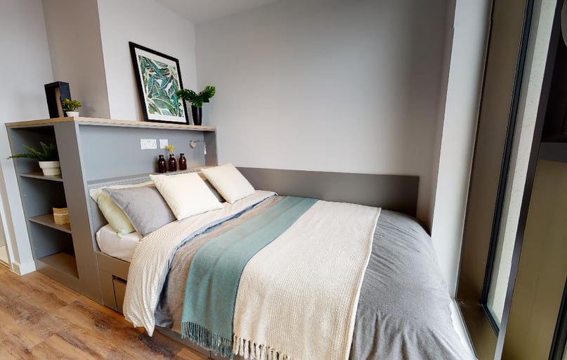 Silver En Suite-2627, iQ Altus House, Tower House Street, City Centre, Leeds - Image 1