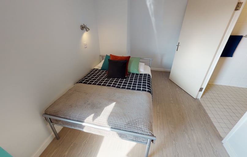 Silver En Suite Plus, iQ Marsden House, 1-3 Burley Road, City Centre, Leeds - Image 1