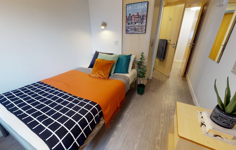 Silver En Suite, iQ Grosvenor House, 21-23 Newarke Street, City Centre, Leicester - Image 1