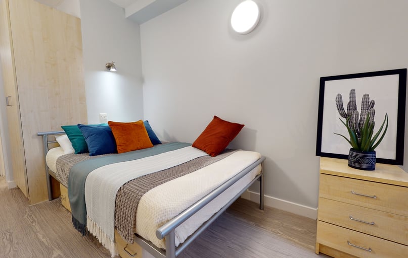 Silver En Suite, iQ Hayes Wharf, Holmes Road, City Centre, Lincoln - Image 1