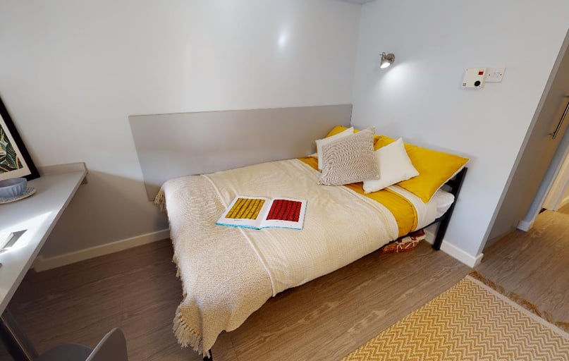 Gold En Suite, iQ Great Newton House, 7 Lower Gill Street, City Centre, Liverpool - Image 1