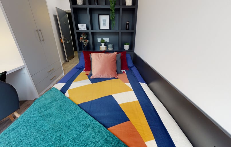 Silver En Suite, iQ Bloomsbury, 200 Euston Road, Bloomsbury, London - Image 1