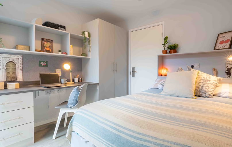 Gold 2 Bed Apt Plus, iQ City, 11 Bastwick Street, Finsbury, London - Image 1