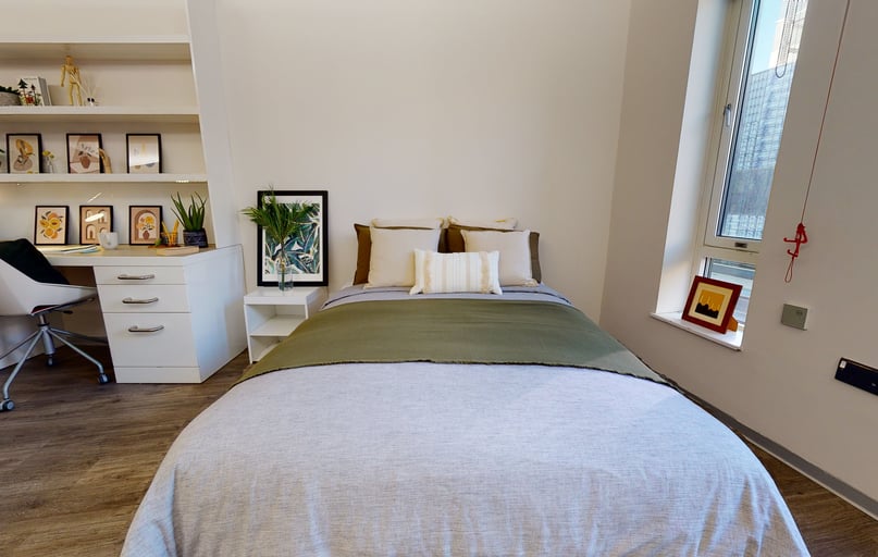 Platinum Studio Plus, iQ East Court, 450 Mile End Road, Mile End, London - Image 1