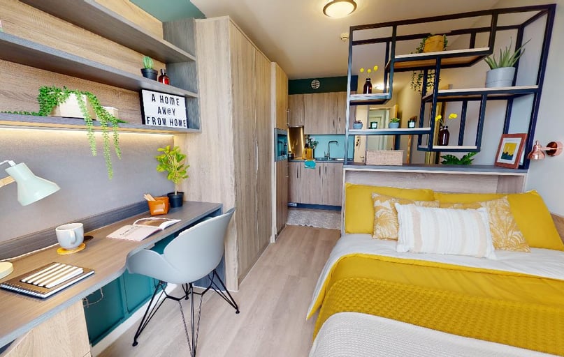 Silver Crtyrd Studio Plus, iQ Hammersmith, 230 Shepherds Bush Rd, Hammersmith, London - Image 1