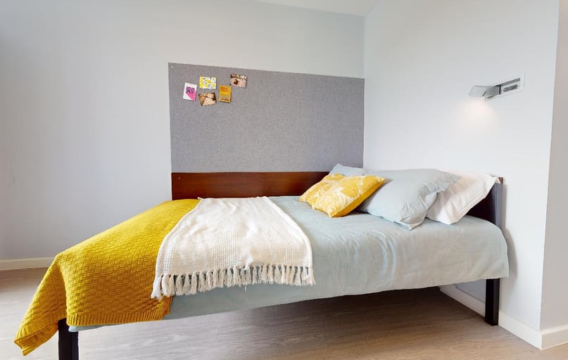 Gold En Suite, iQ Highbury, 201 Isledon Road, Finsbury Park, London - Image 1