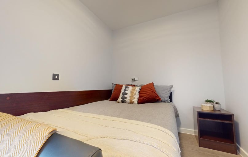 Platinum En Suite, iQ Highbury, 201 Isledon Road, Finsbury Park, London - Image 1