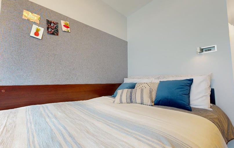 Silver En Suite, iQ Highbury, 201 Isledon Road, Finsbury Park, London - Image 1