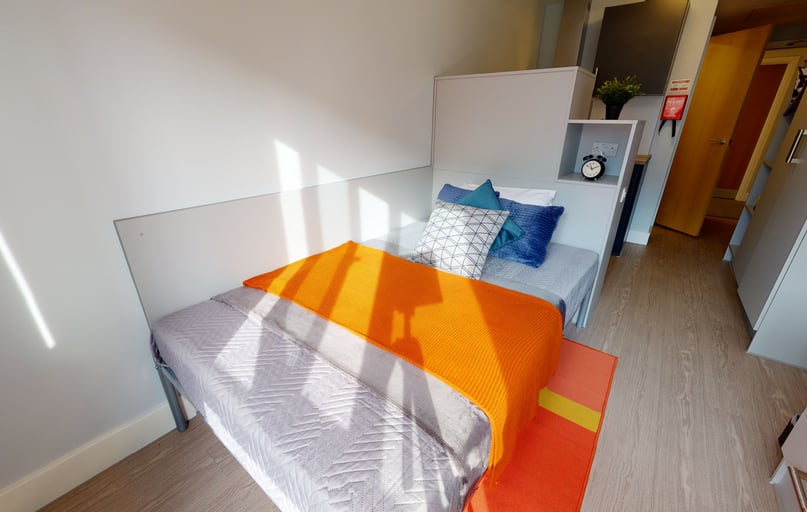 Bronze Studio Plus, iQ Hoxton, 67 Kingsland Road, Hoxton, London - Image 1