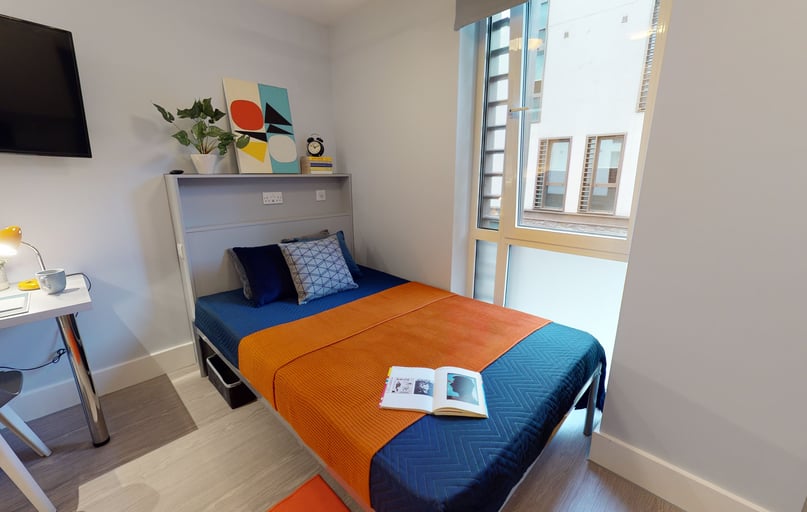 Bronze Studio Premium, iQ Magenta House, Whitechapel Road, Spitalfields, London - Image 1