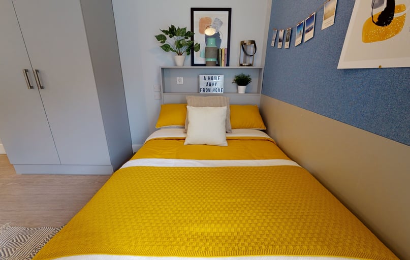 Gold En Suite, iQ Magenta House, Whitechapel Road, Spitalfields, London - Image 1